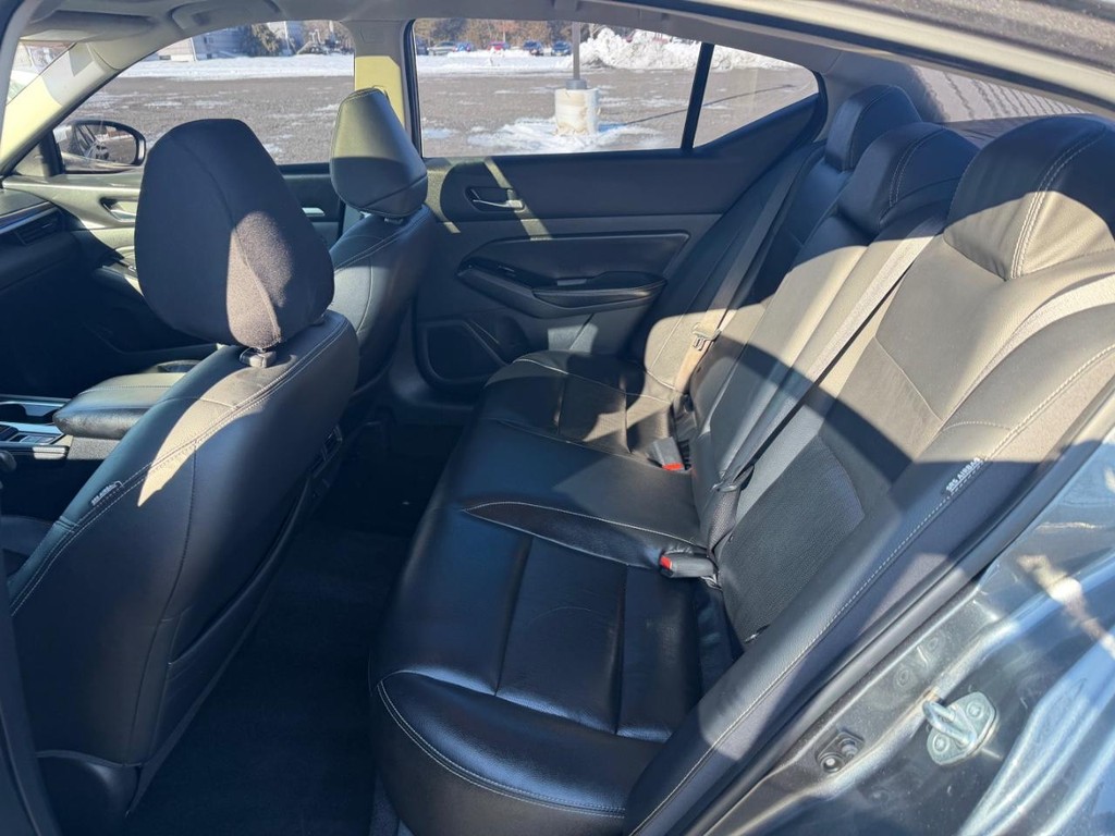 Nissan Altima Vehicle Full-screen Gallery Image 06