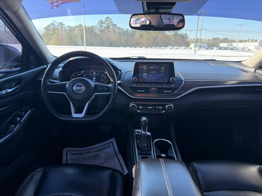 Nissan Altima Vehicle Full-screen Gallery Image 07