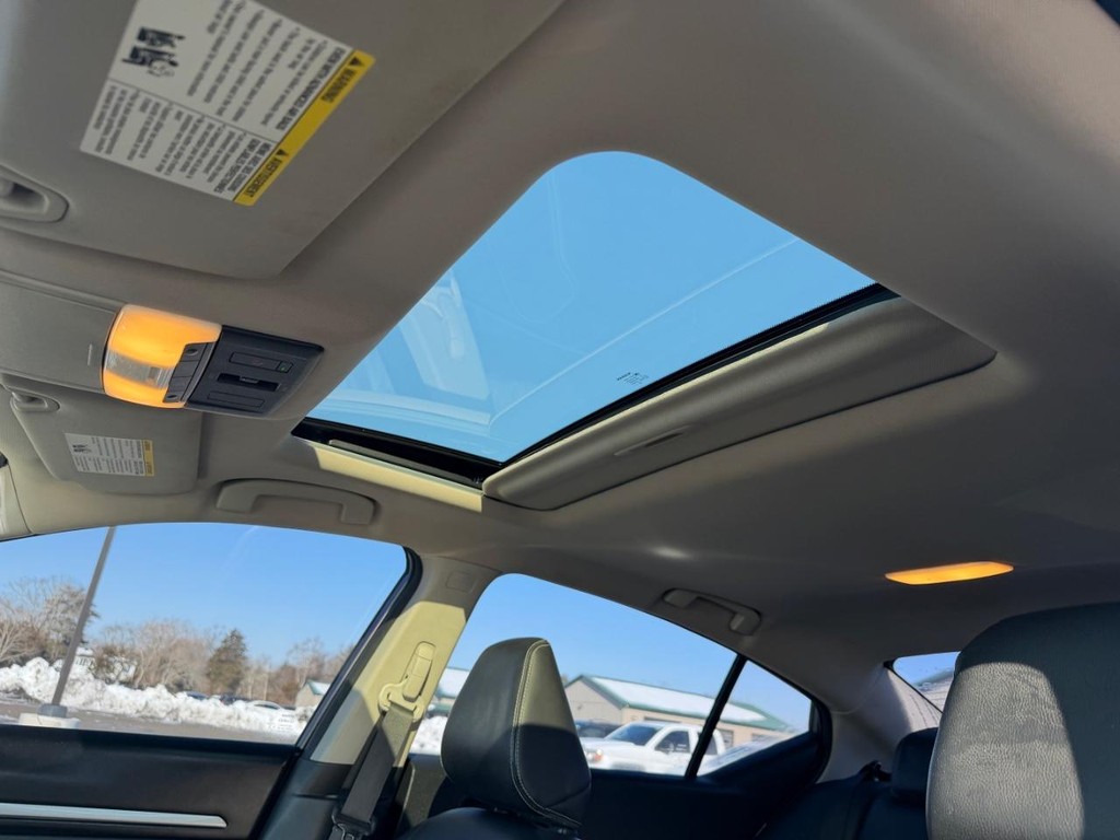 Nissan Altima Vehicle Full-screen Gallery Image 08