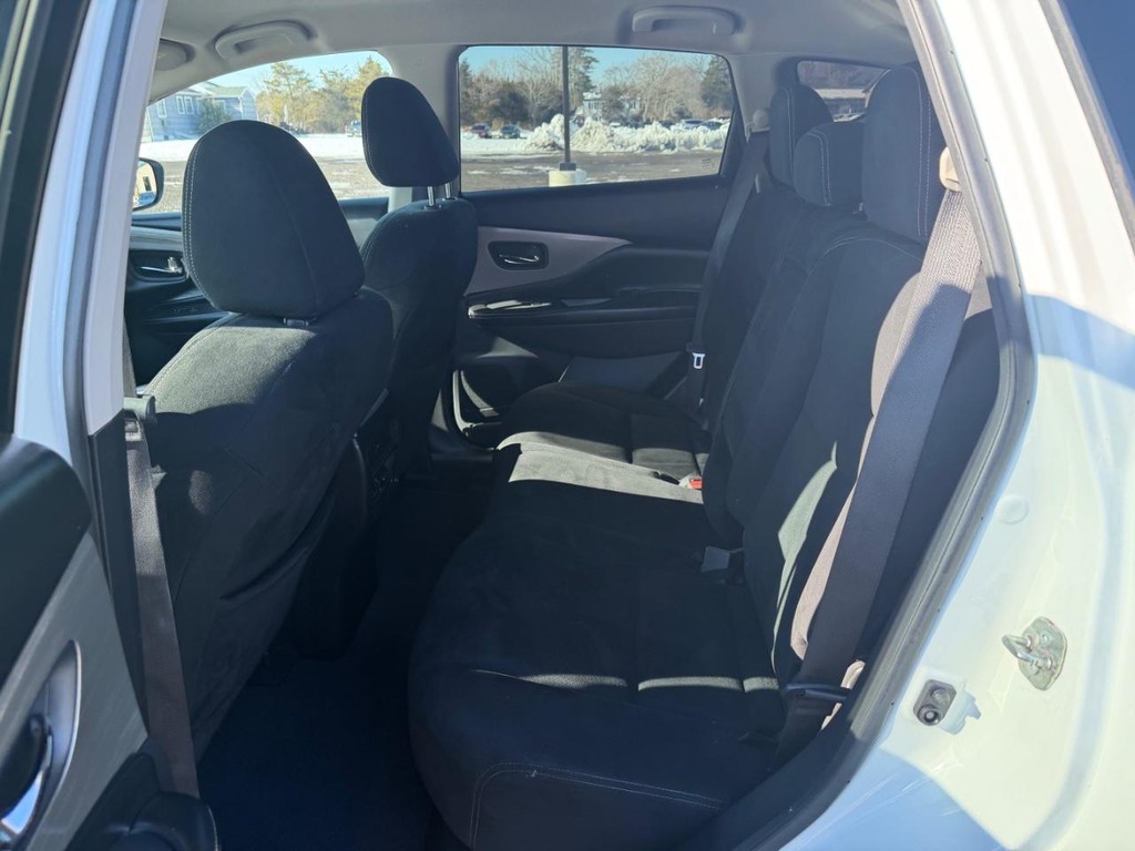 Nissan Murano Vehicle Full-screen Gallery Image 06