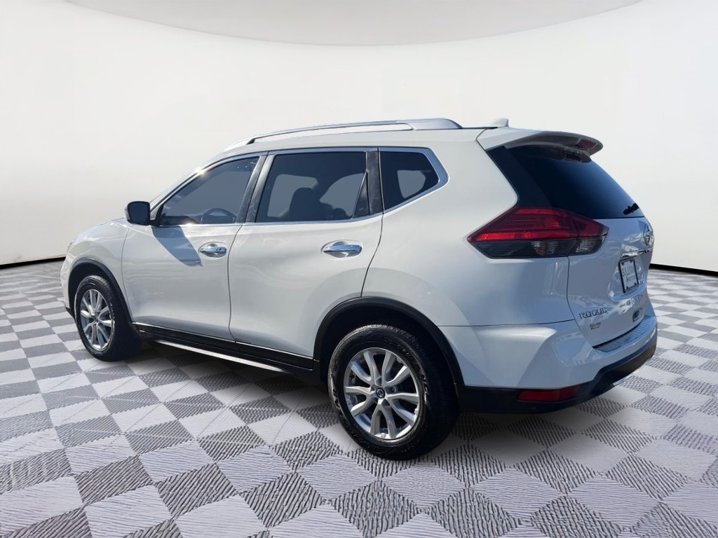 Nissan Rogue Vehicle Full-screen Gallery Image 02