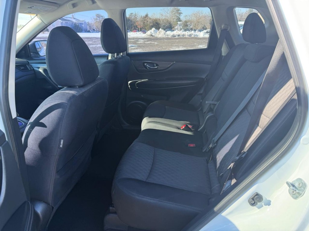 Nissan Rogue Vehicle Full-screen Gallery Image 06