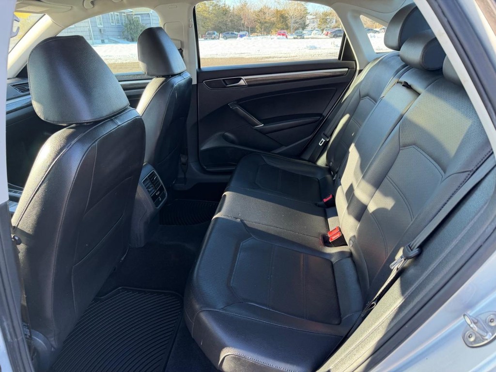 Volkswagen Passat Vehicle Full-screen Gallery Image 06