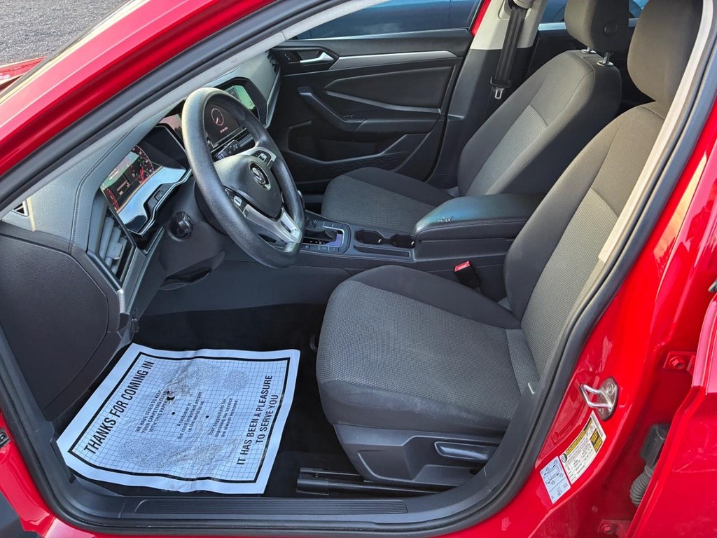 Volkswagen Jetta Vehicle Full-screen Gallery Image 05