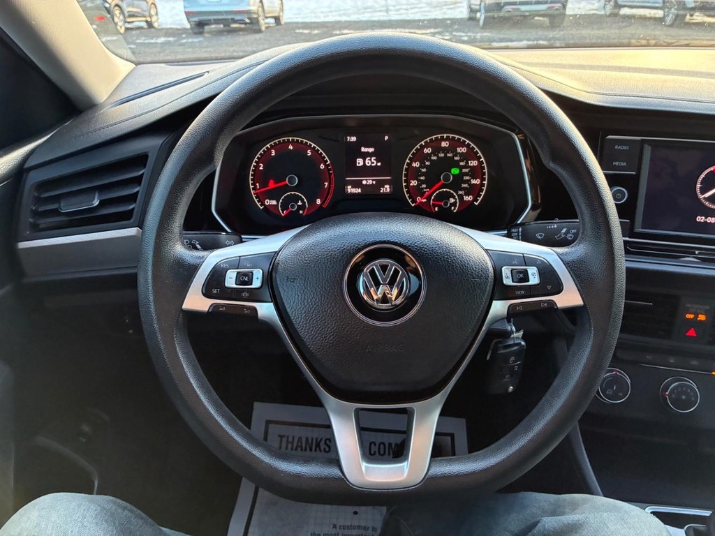 Volkswagen Jetta Vehicle Full-screen Gallery Image 09