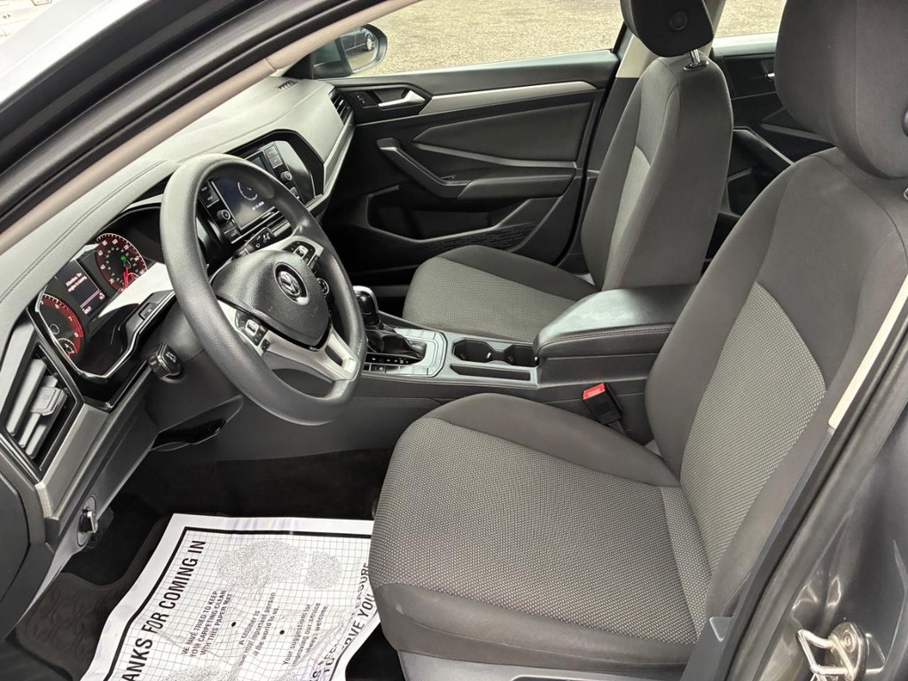 Volkswagen Jetta Vehicle Full-screen Gallery Image 05