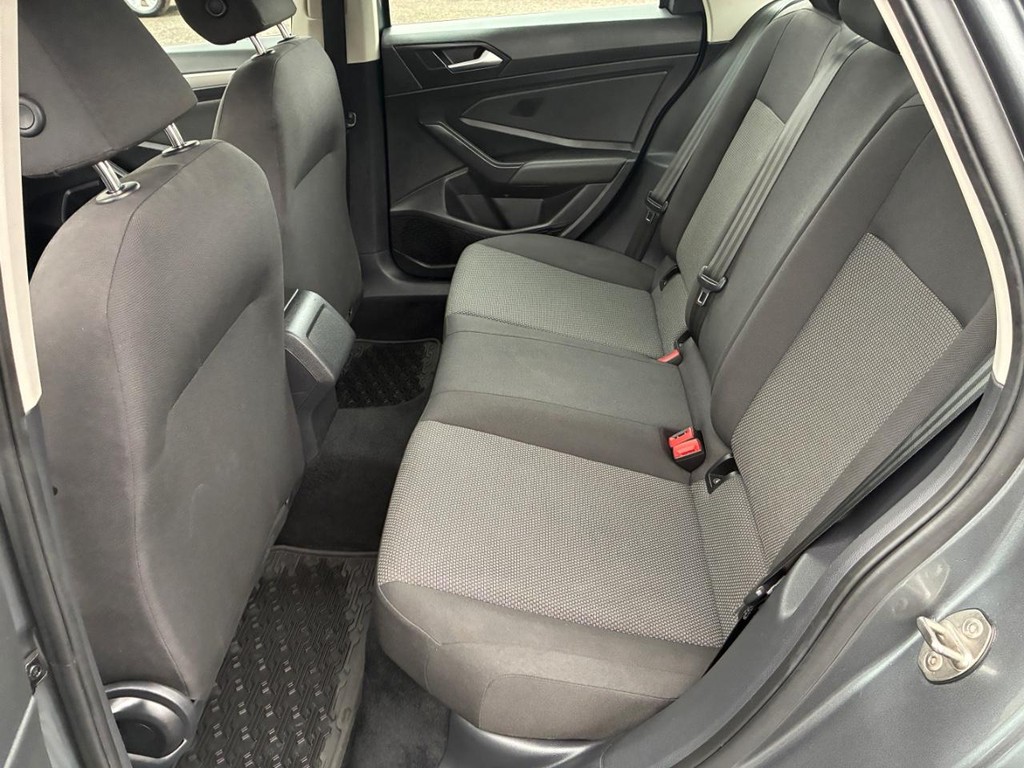 Volkswagen Jetta Vehicle Full-screen Gallery Image 06