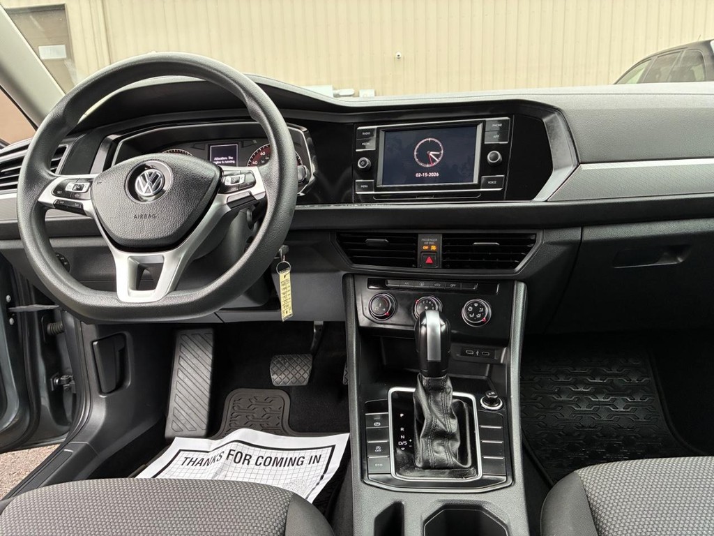 Volkswagen Jetta Vehicle Full-screen Gallery Image 07