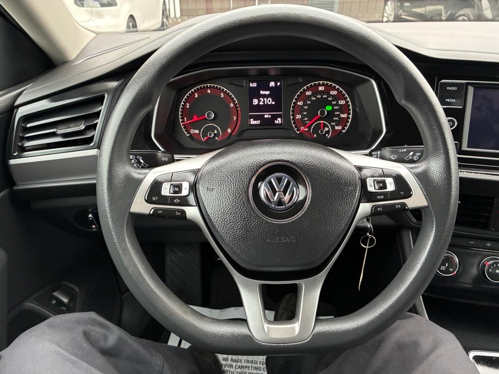 Volkswagen Jetta Vehicle Full-screen Gallery Image 09