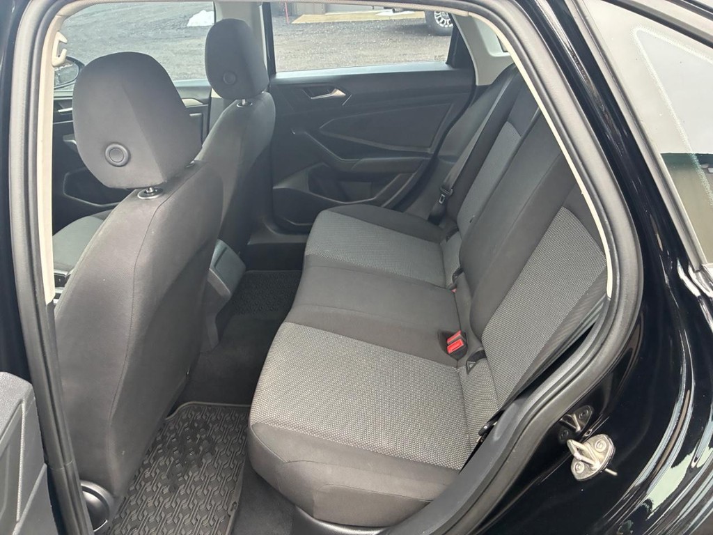 Volkswagen Jetta Vehicle Full-screen Gallery Image 06