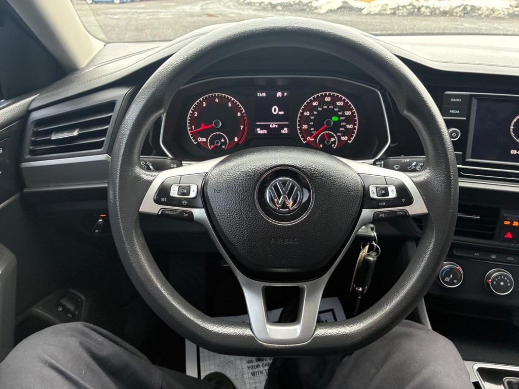 Volkswagen Jetta Vehicle Full-screen Gallery Image 09