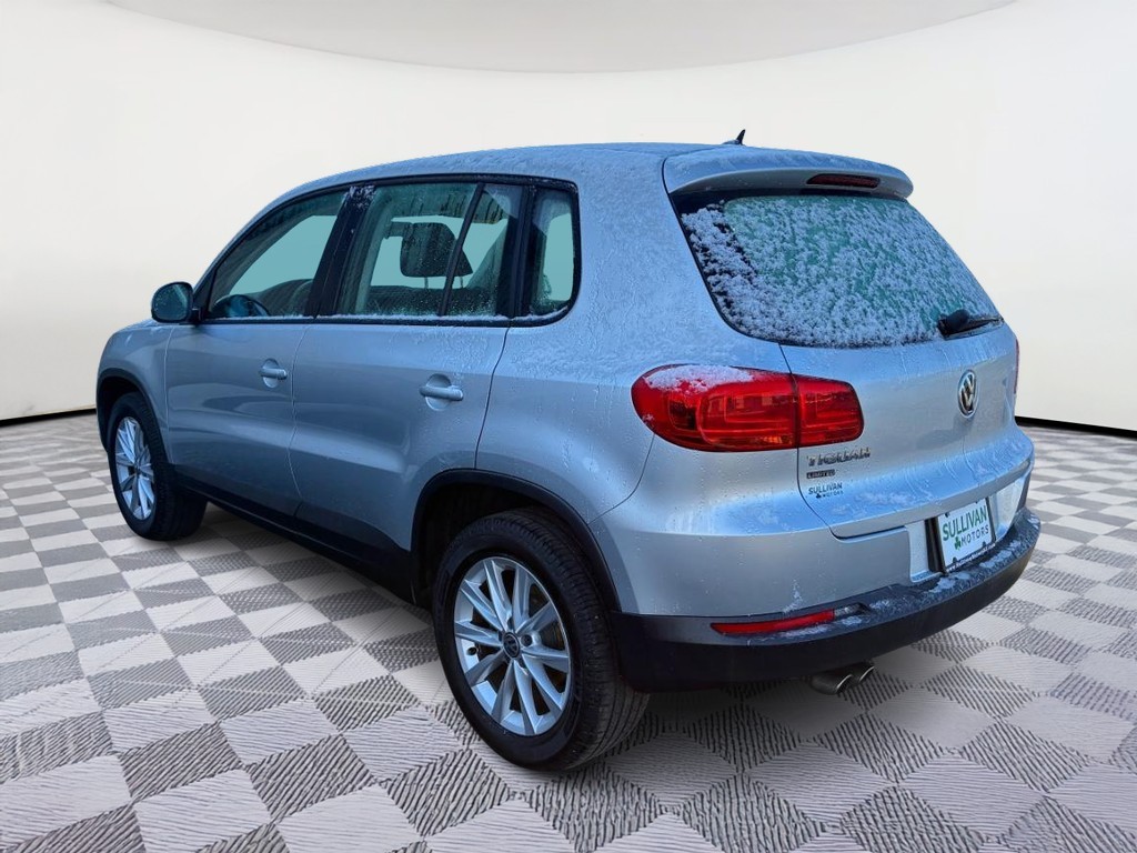 Volkswagen Tiguan Limited Vehicle Full-screen Gallery Image 02