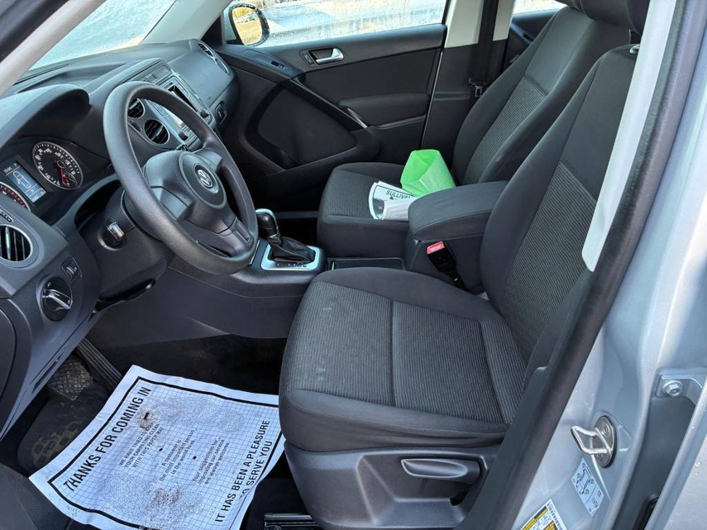 Volkswagen Tiguan Limited Vehicle Full-screen Gallery Image 05