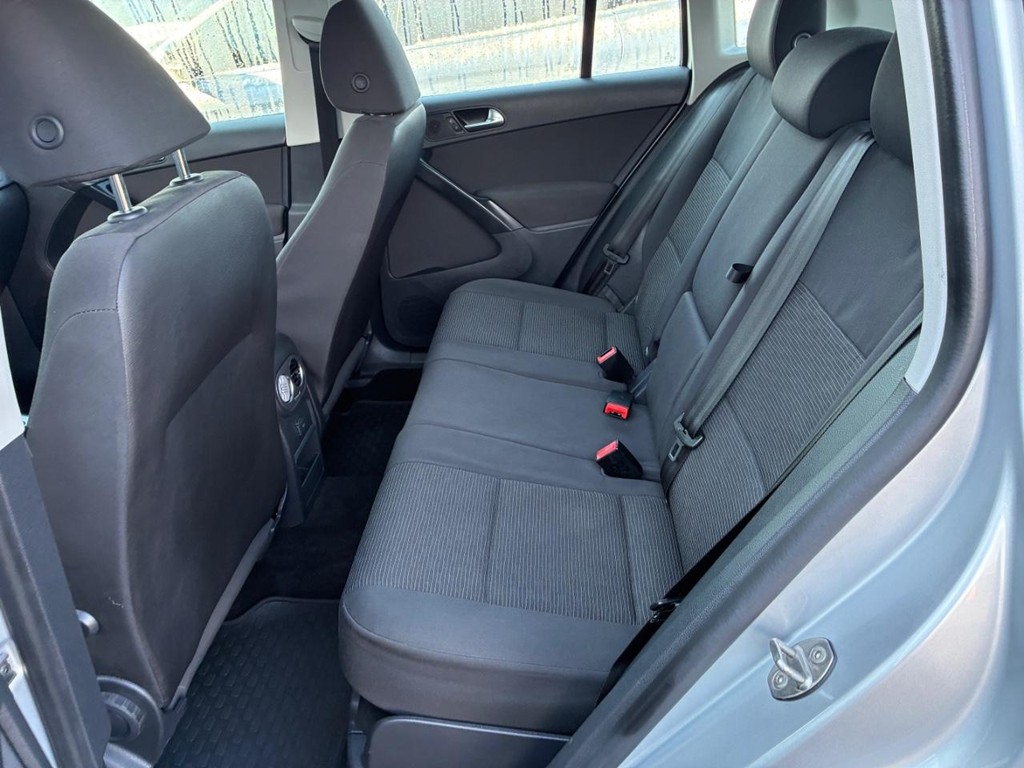 Volkswagen Tiguan Limited Vehicle Full-screen Gallery Image 06