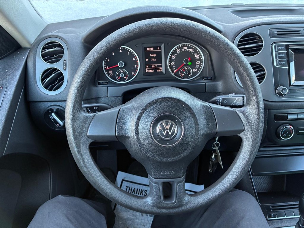 Volkswagen Tiguan Limited Vehicle Full-screen Gallery Image 09