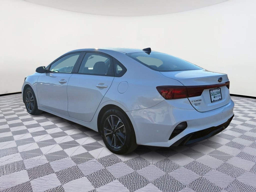 Kia Forte Vehicle Full-screen Gallery Image 02