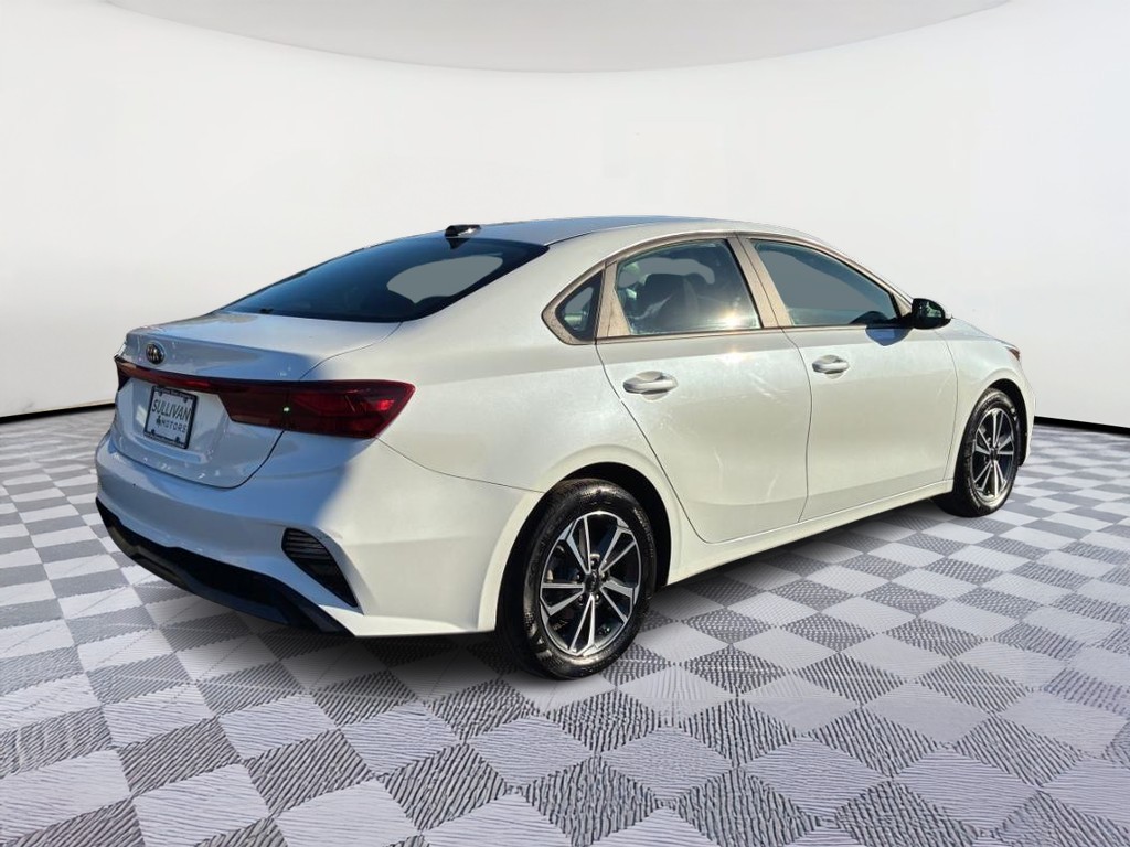 Kia Forte Vehicle Full-screen Gallery Image 03