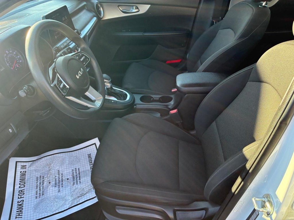 Kia Forte Vehicle Full-screen Gallery Image 05