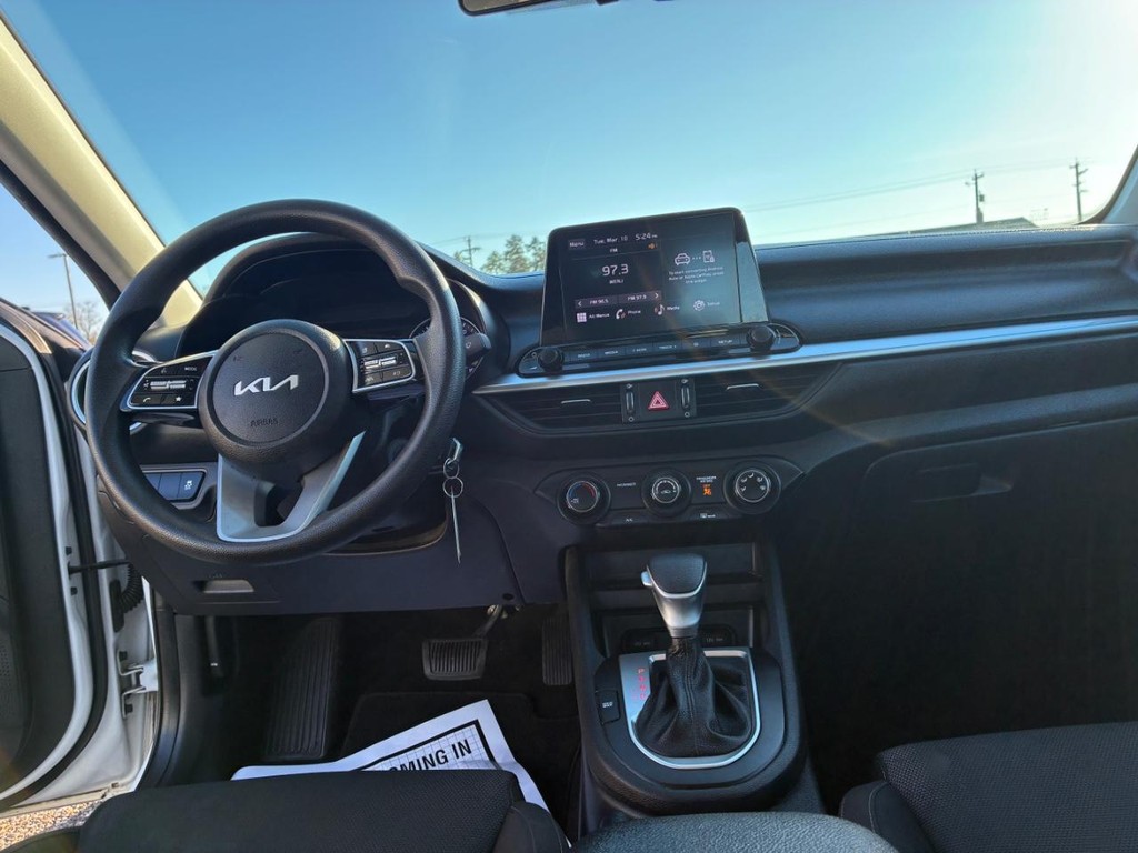 Kia Forte Vehicle Full-screen Gallery Image 07