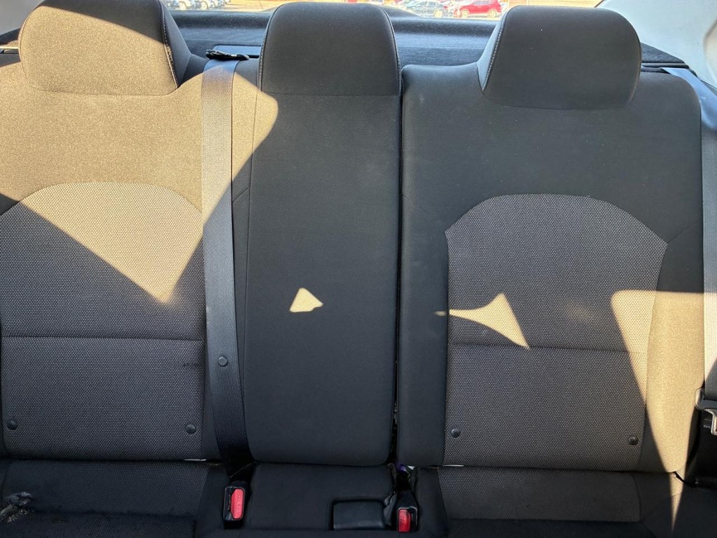 Kia Forte Vehicle Full-screen Gallery Image 08