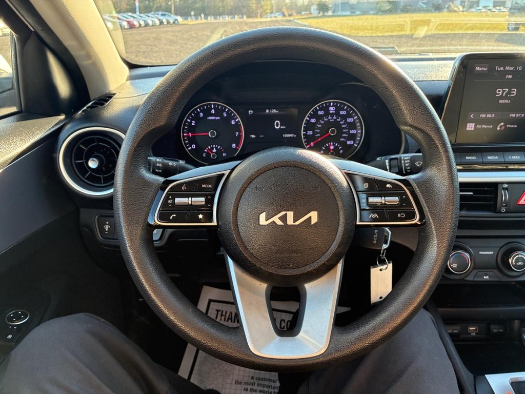 Kia Forte Vehicle Full-screen Gallery Image 09