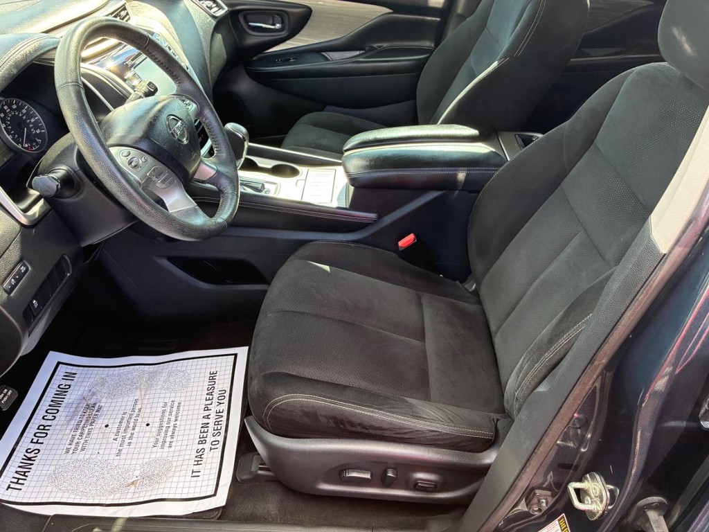 Nissan Murano Vehicle Full-screen Gallery Image 05