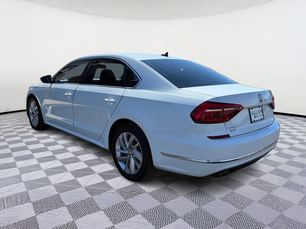 Volkswagen Passat Vehicle Full-screen Gallery Image 02