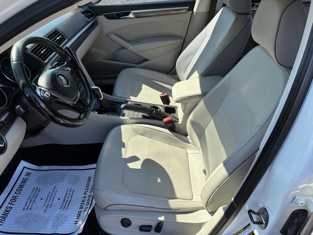 Volkswagen Passat Vehicle Full-screen Gallery Image 05