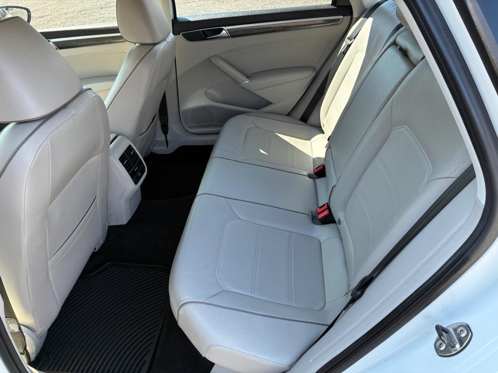 Volkswagen Passat Vehicle Full-screen Gallery Image 06