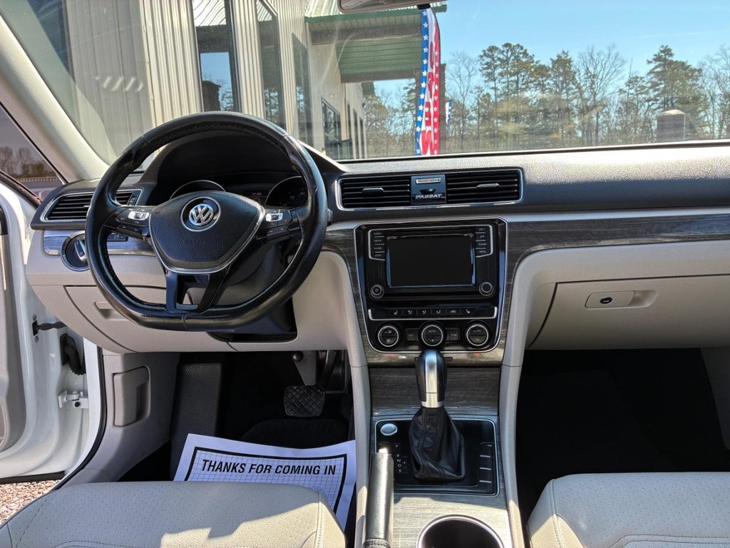 Volkswagen Passat Vehicle Full-screen Gallery Image 07