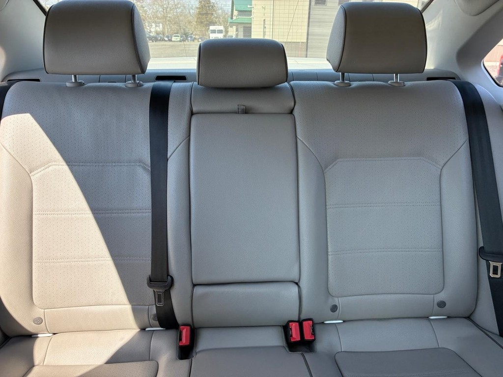 Volkswagen Passat Vehicle Full-screen Gallery Image 08