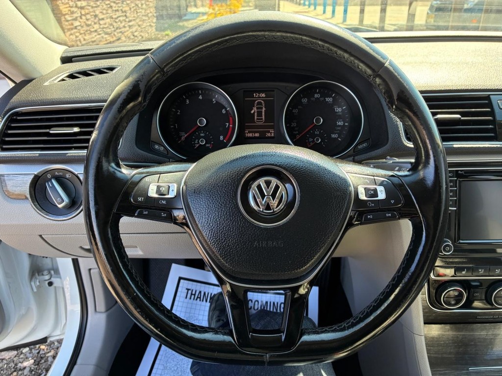 Volkswagen Passat Vehicle Full-screen Gallery Image 09