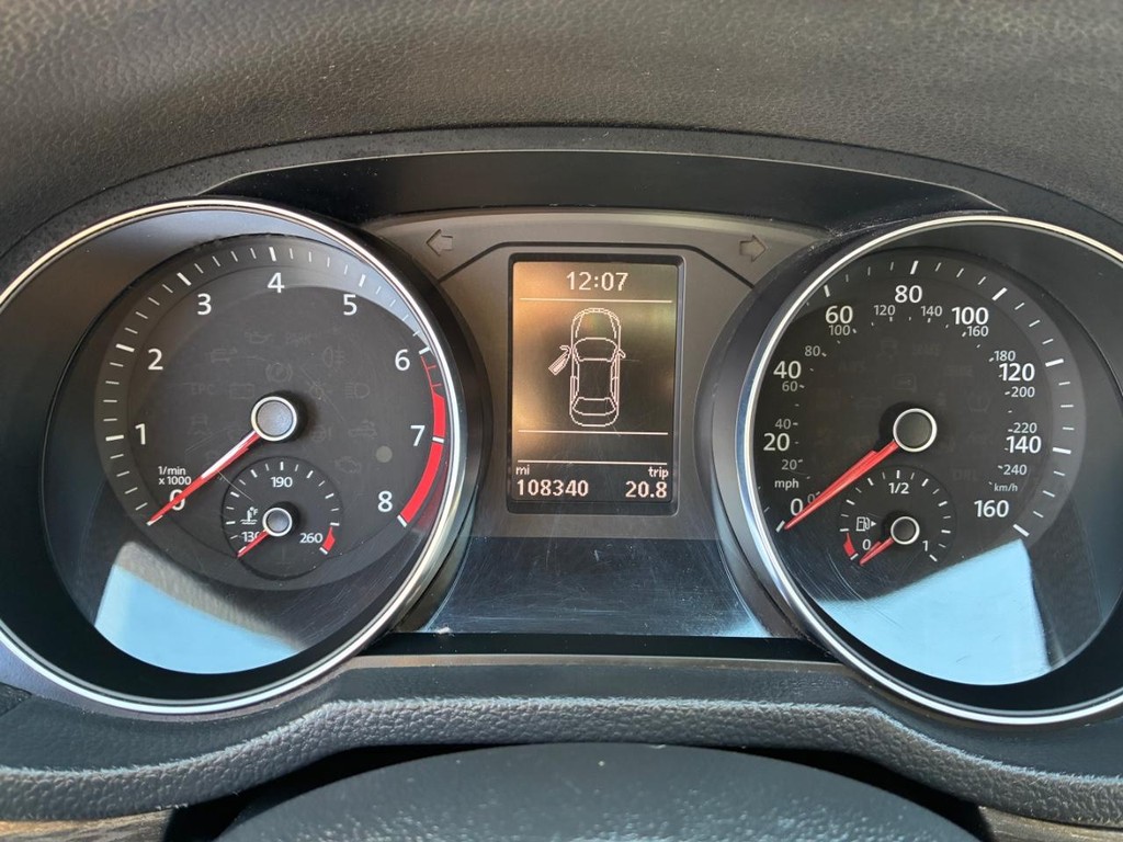 Volkswagen Passat Vehicle Full-screen Gallery Image 10