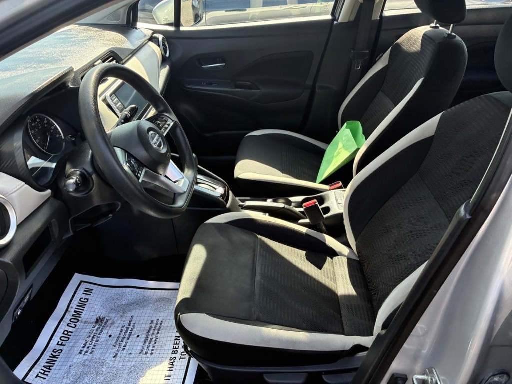 Nissan Versa Vehicle Full-screen Gallery Image 05