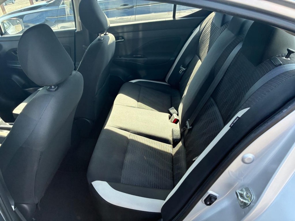 Nissan Versa Vehicle Full-screen Gallery Image 06