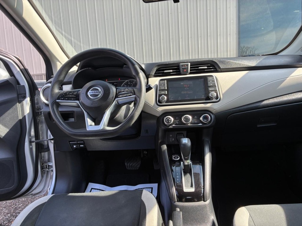 Nissan Versa Vehicle Full-screen Gallery Image 07