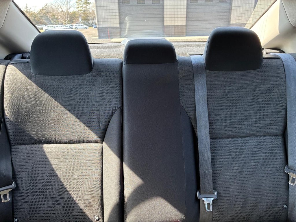 Nissan Versa Vehicle Full-screen Gallery Image 08