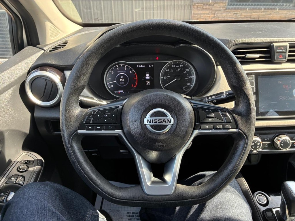 Nissan Versa Vehicle Full-screen Gallery Image 09