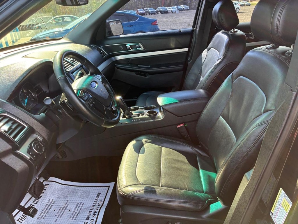 Ford Explorer Vehicle Full-screen Gallery Image 05