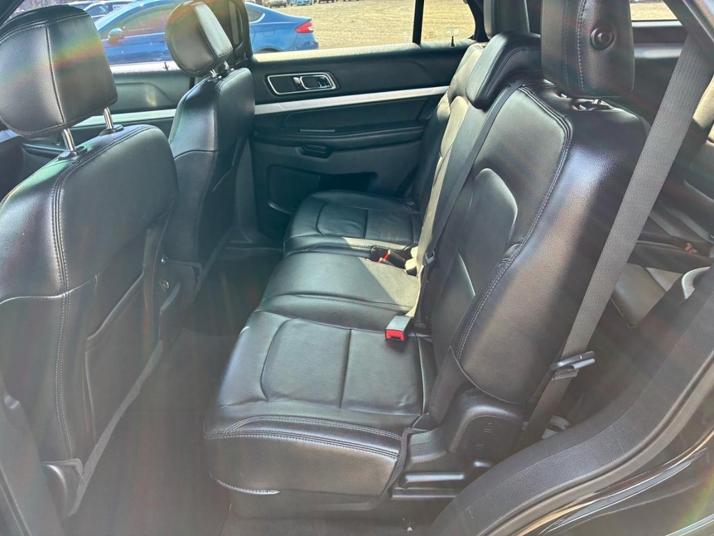 Ford Explorer Vehicle Full-screen Gallery Image 06