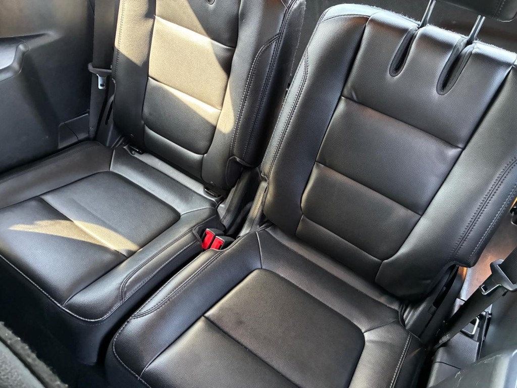 Ford Explorer Vehicle Full-screen Gallery Image 07