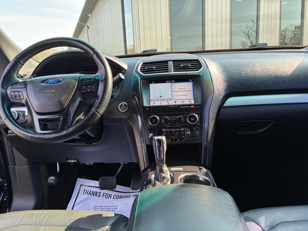 Ford Explorer Vehicle Full-screen Gallery Image 08