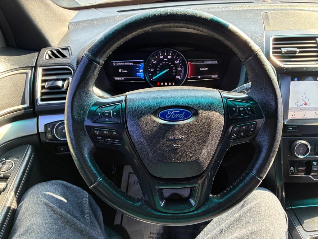 Ford Explorer Vehicle Full-screen Gallery Image 10