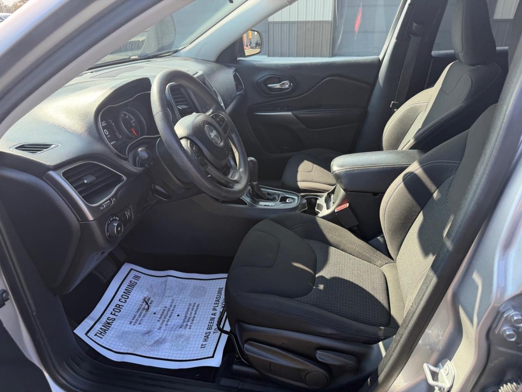 Jeep Cherokee Vehicle Full-screen Gallery Image 05