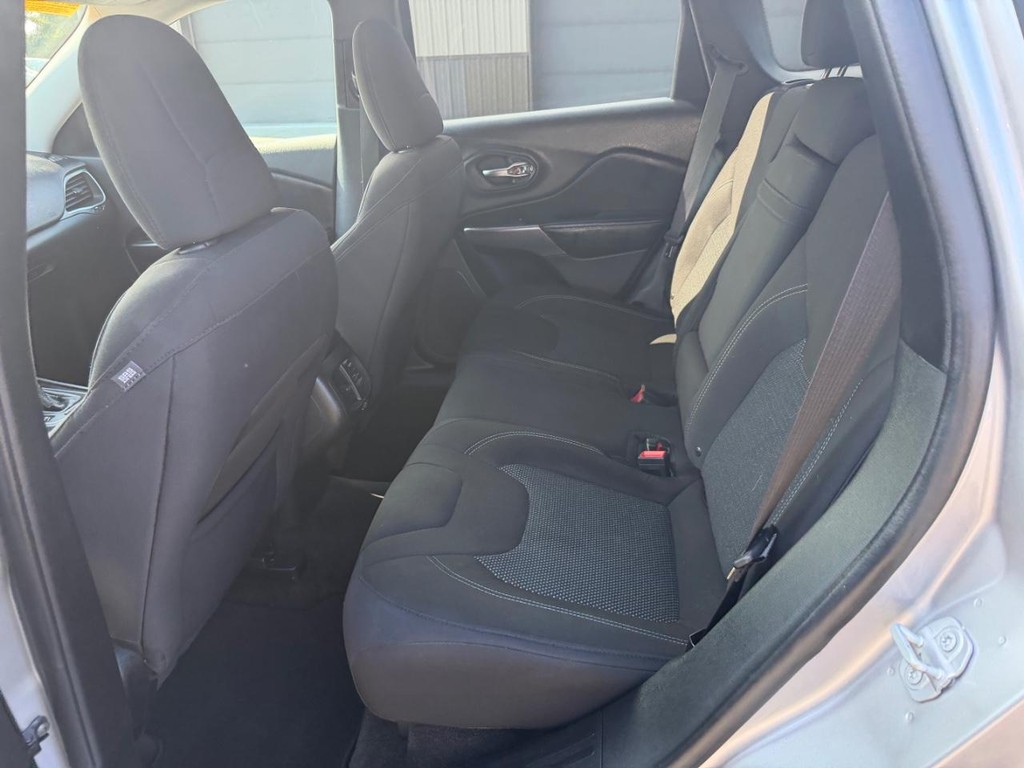 Jeep Cherokee Vehicle Full-screen Gallery Image 06