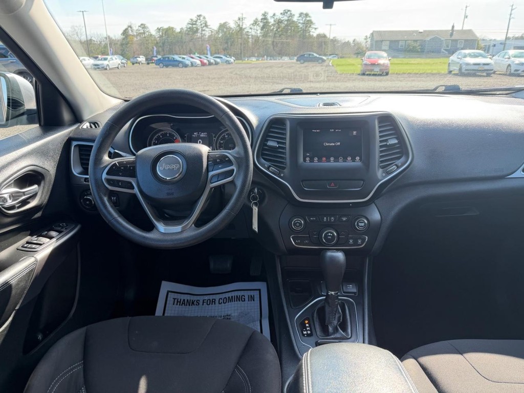 Jeep Cherokee Vehicle Full-screen Gallery Image 07