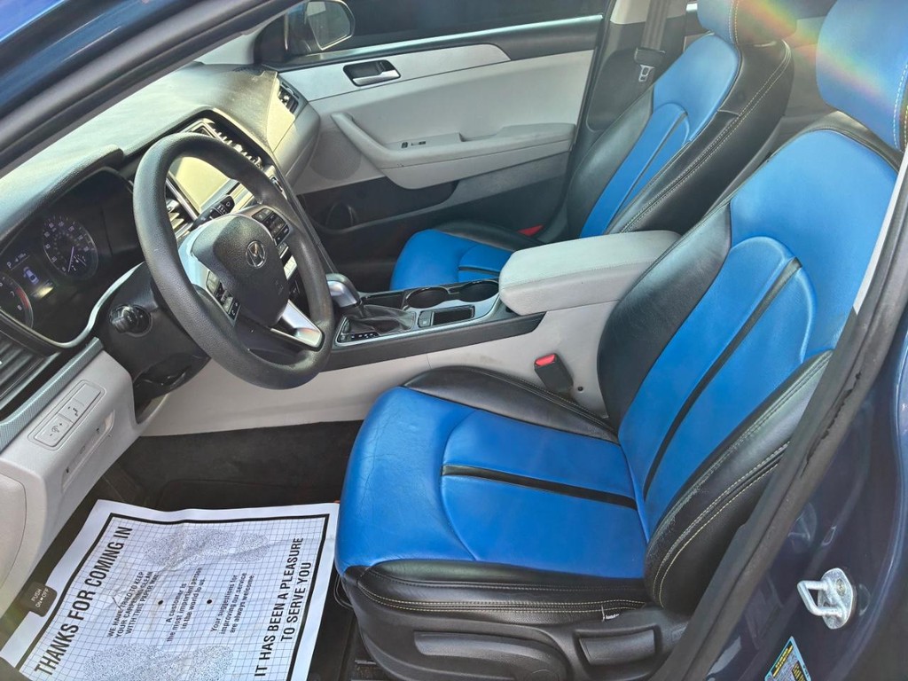 Hyundai Sonata Vehicle Full-screen Gallery Image 05