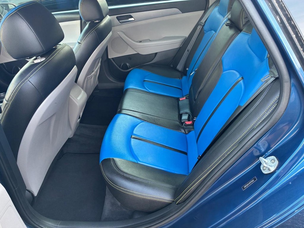 Hyundai Sonata Vehicle Full-screen Gallery Image 06