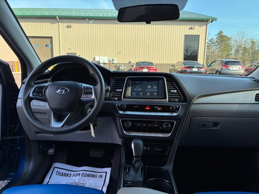 Hyundai Sonata Vehicle Full-screen Gallery Image 07