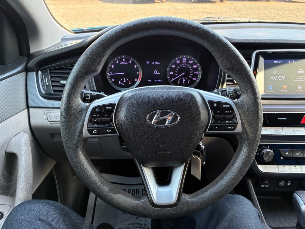 Hyundai Sonata Vehicle Full-screen Gallery Image 09